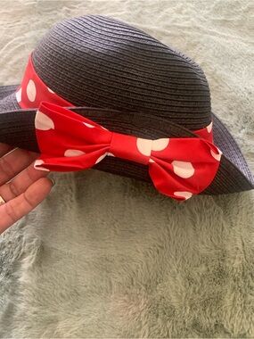 Disney Black Straw Sun Hat with Red Polka Dot Bow❤️